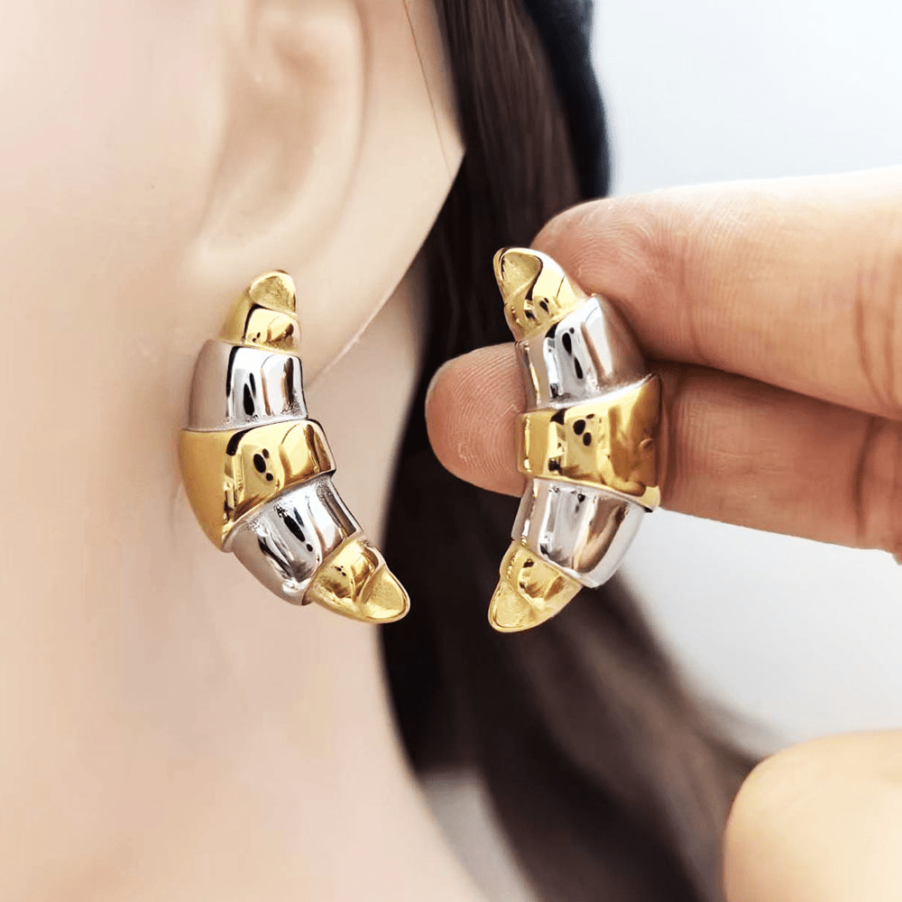 Boucles d'oreilles bicolores or et argent portées vue de profil