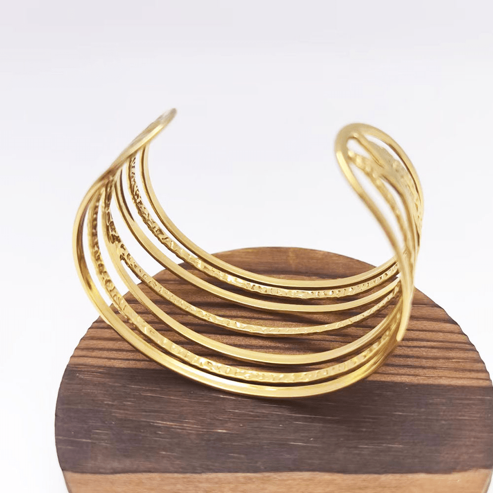 Bracelet spirale en finition or élégant et intemporel