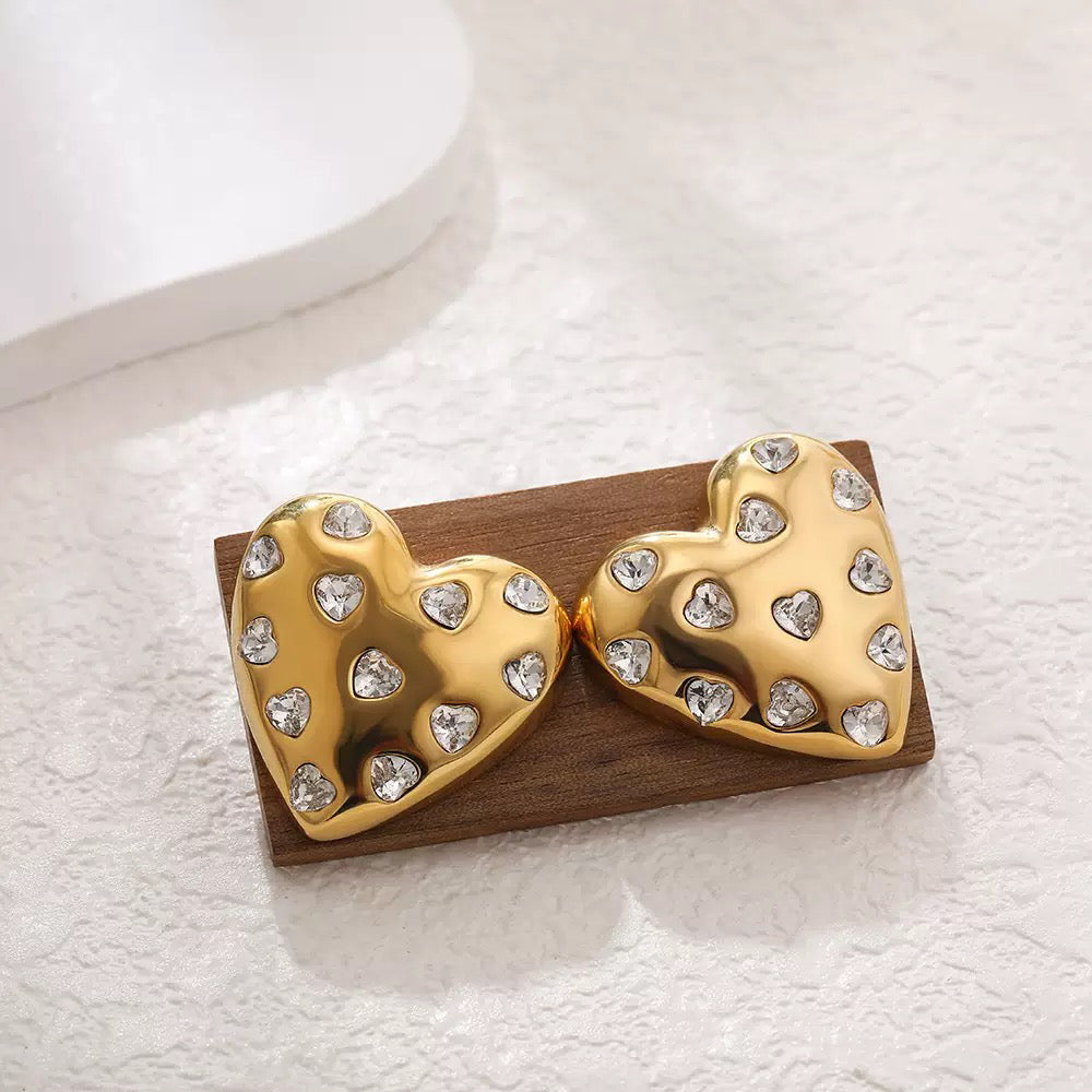 Boucles d'oreilles cœur précieux finition or détail cristaux