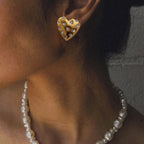 Boucles d'oreilles cœur précieux porté finition or brillant scintillant