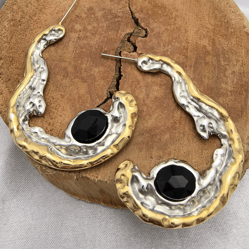 Créoles semi-circulaires martelées avec cristal noir