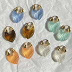 Créoles coquillage résine multicolores avec anneau doré - 5 couleurs disponibles