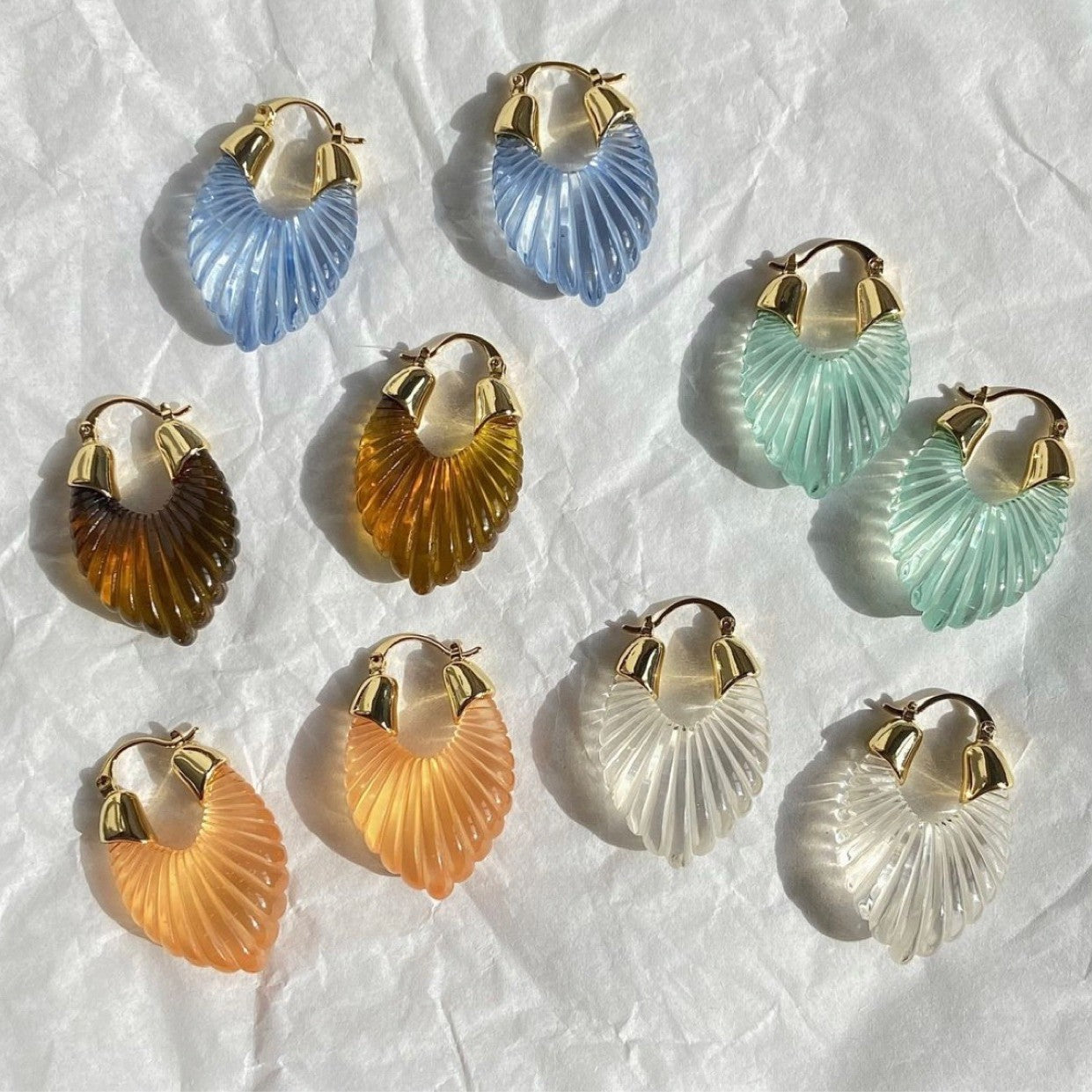 Créoles coquillage résine multicolores avec anneau doré - 5 couleurs disponibles