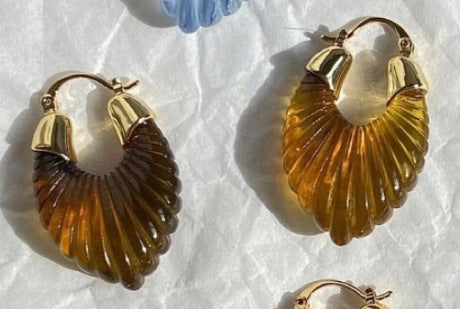 Créoles coquillage résine ambre avec finition or