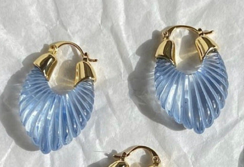 Créoles coquillage résine bleu ciel avec finition or