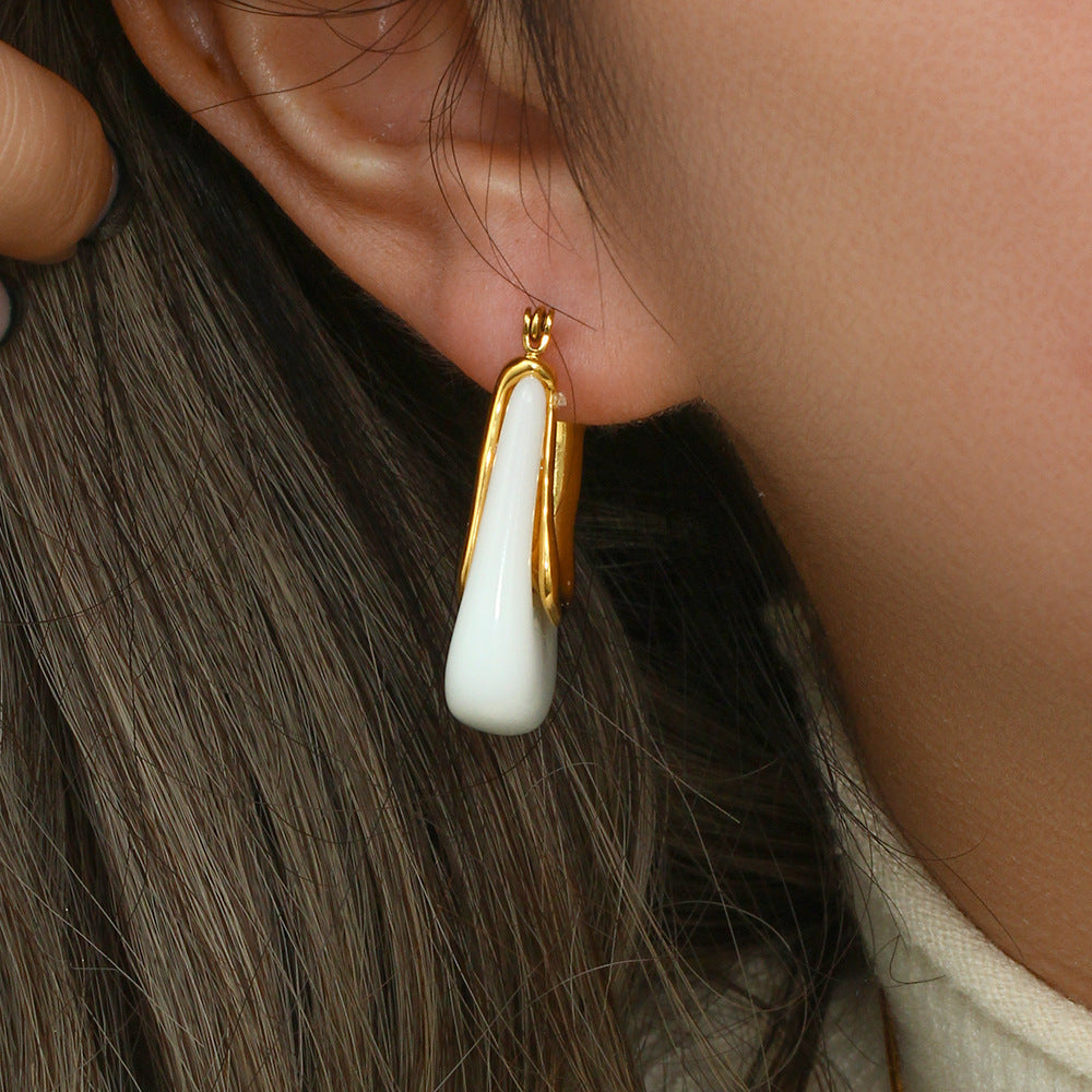 Créoles portés de profil résine colorée blanc avec finition or