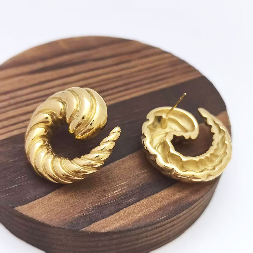 Créoles spirale sculptée finition or design coquillage