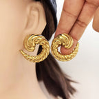 Créoles spirale sculptée finition or vue de profil