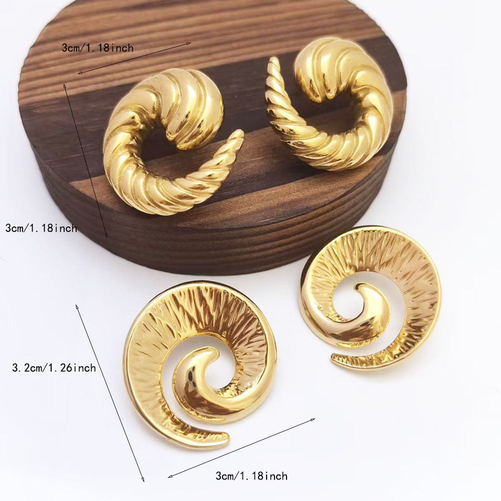 Créoles spirale sculptée finition or détail texture