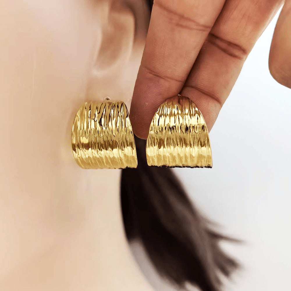 Créoles striées lumineuses finition or avec texture verticale brillante