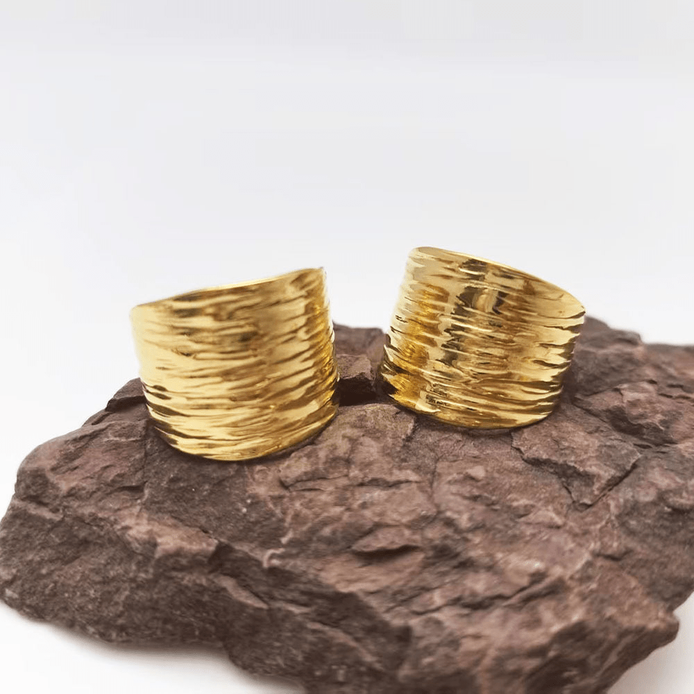 Créoles striées lumineuses finition or design élégant