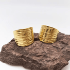 Créoles striées lumineuses finition or design élégant