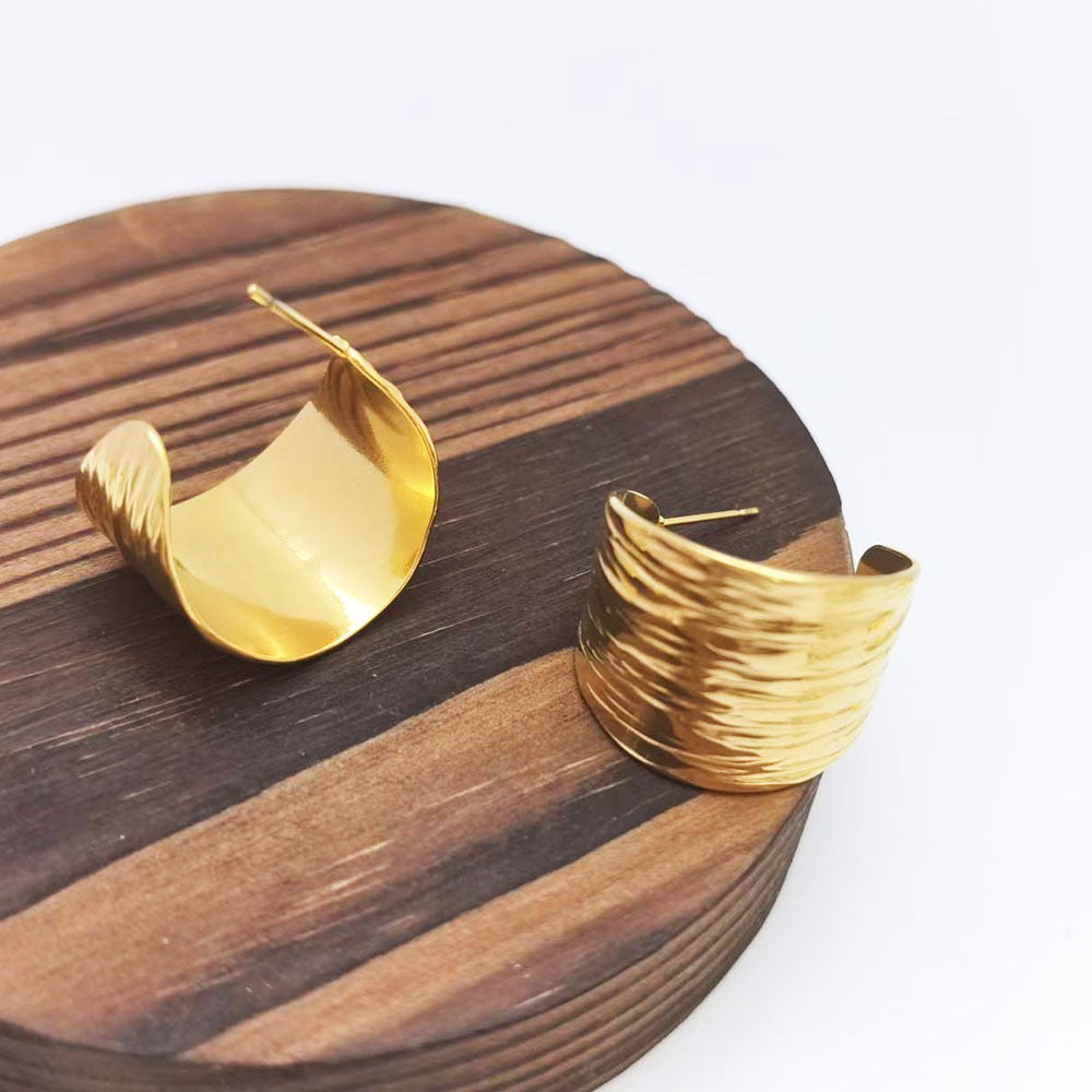 Créoles striées lumineuses plaqué or 18K avec texture verticale brillante