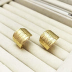 Créoles striées lumineuses plaqué or 18K design élégant