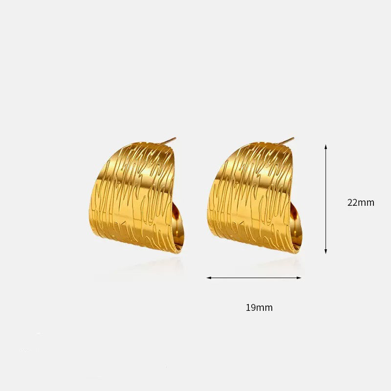 Créoles striées lumineuses plaqué or 18K détail texture brillante