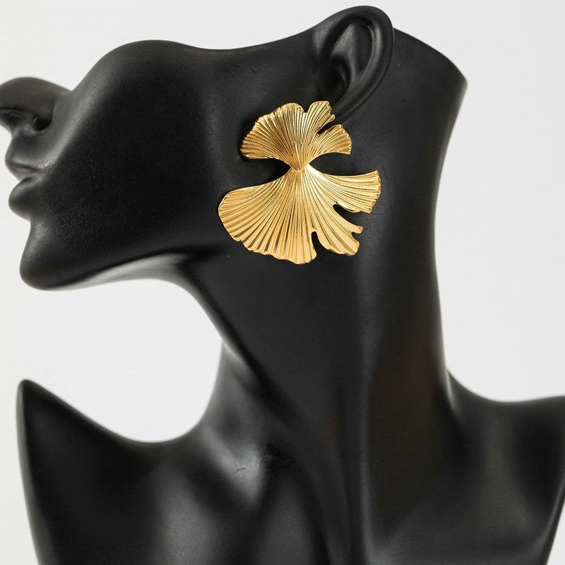 Boucles d'oreilles feuille ginkgo finition or portées