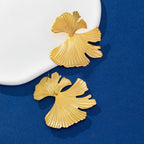 Boucles d'oreilles feuille ginkgo finition or vue de profil