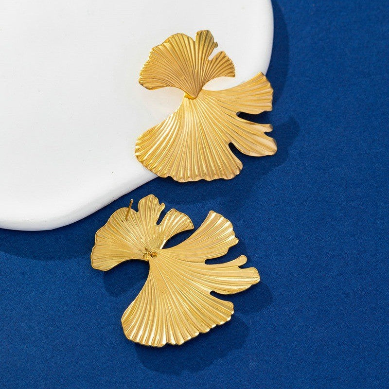 Boucles d'oreilles feuille ginkgo finition or vue de profil