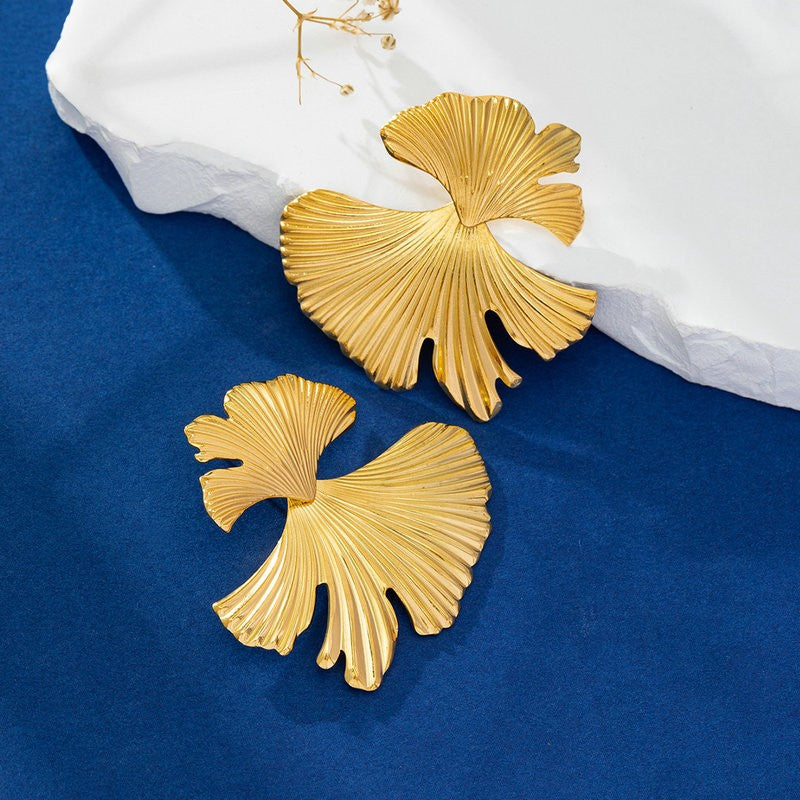 Boucles d'oreilles feuille ginkgo finition or design botanique élégant
