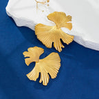 Boucles d'oreilles feuille ginkgo finition or design botanique élégant