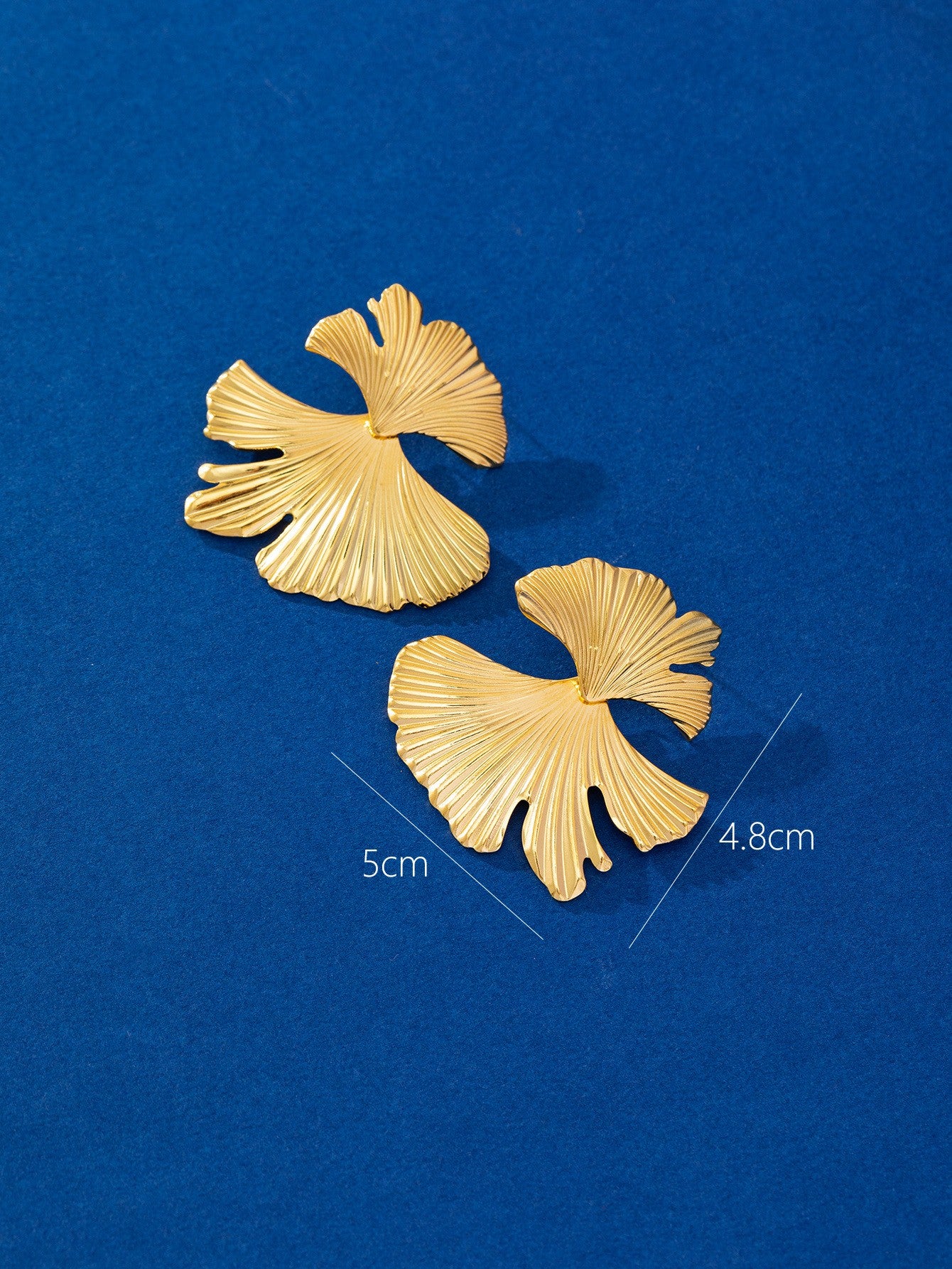 Boucles d'oreilles feuille ginkgo finition or design botanique élégant