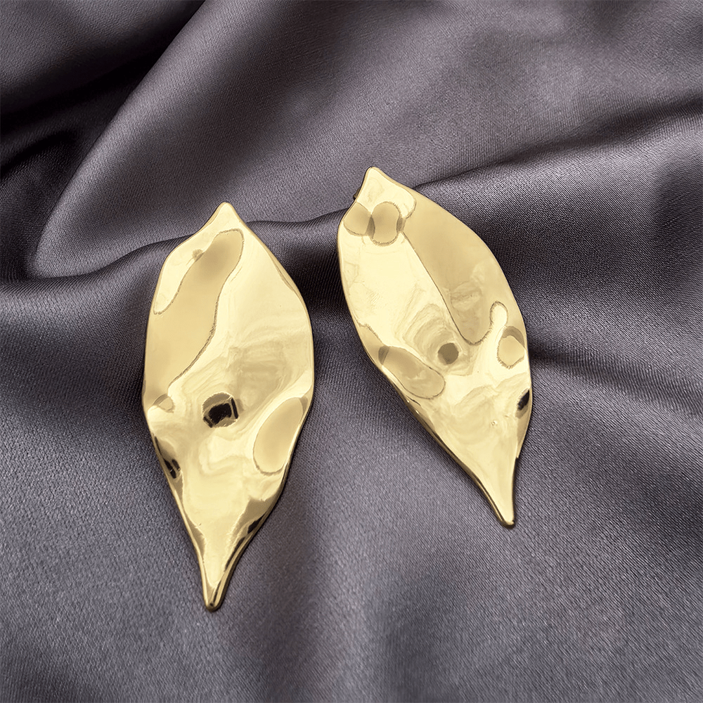 Boucles d'oreilles froissées finition or design sculpté miroir