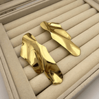 Boucles d'oreilles froissées finition or grande taille 75mm