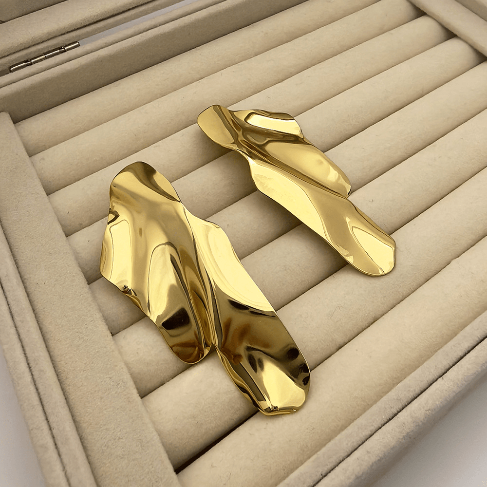 Boucles d'oreilles froissées finition or grande taille 75mm