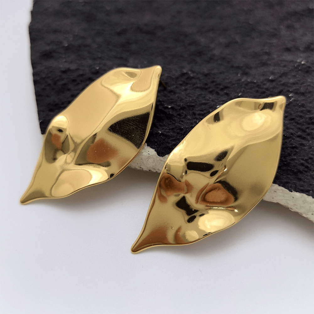 Boucles d'oreilles froissées finition or design statement moderne