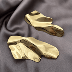 Boucles d'oreilles froissées finition or design statement moderne