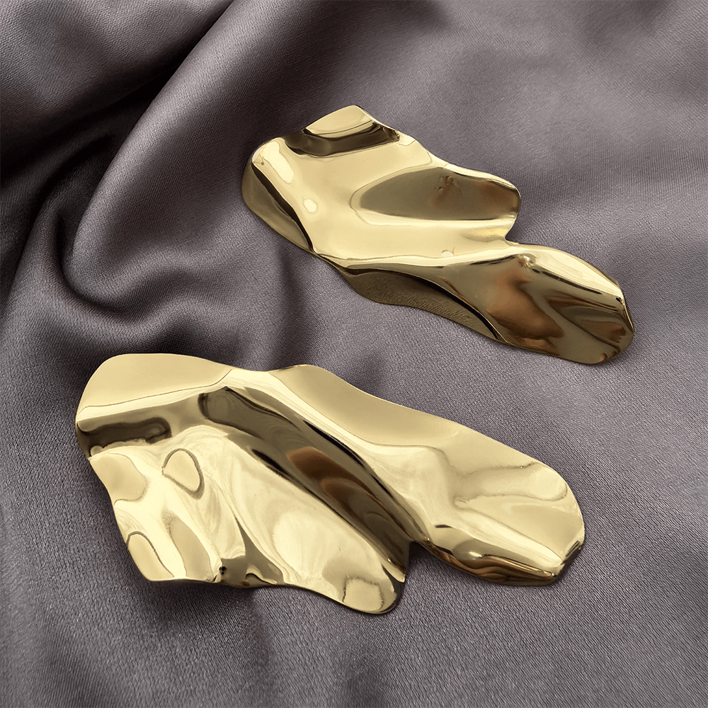Boucles d'oreilles froissées finition or design statement moderne