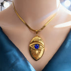 Collier œil talisman détail pendentif sculpté pierre verre bleue