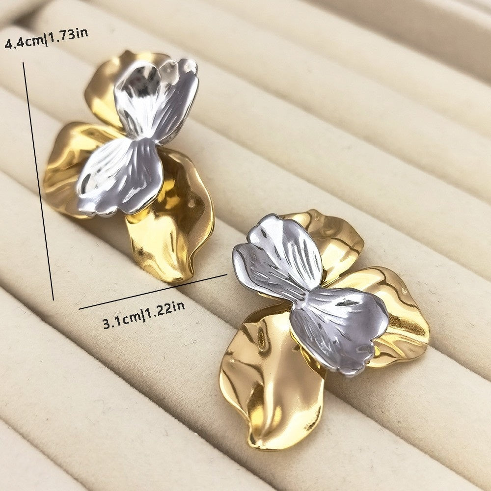 Boucles d'oreilles papillon bicolore portées vue de face