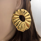 Créoles plissé soleil finition or portées vue de profil