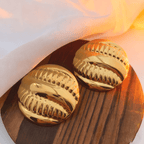 Boucles d'oreilles sphère striées finition or design volumineuse