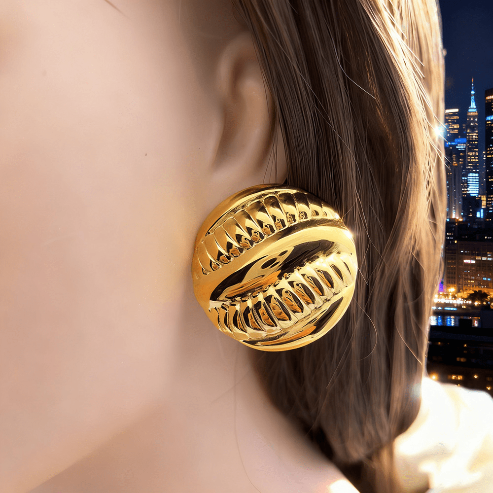 Boucles d'oreilles sphère striées finition or portées