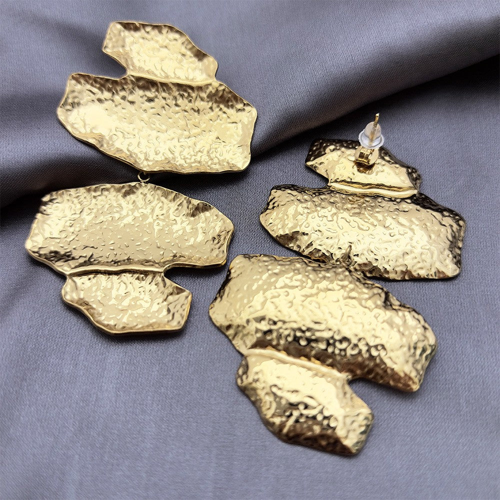 Boucles d'oreilles martelées finition or design organique