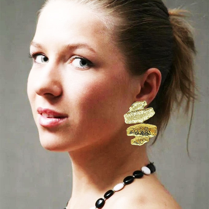 Boucles d'oreilles martelées finition or portées vue de profil