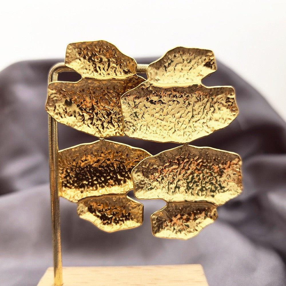 Boucles d'oreilles martelées finition or détail surface texturée