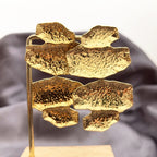 Boucles d'oreilles martelées finition or détail surface texturée