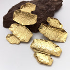 Boucles d'oreilles martelées finition or design organique