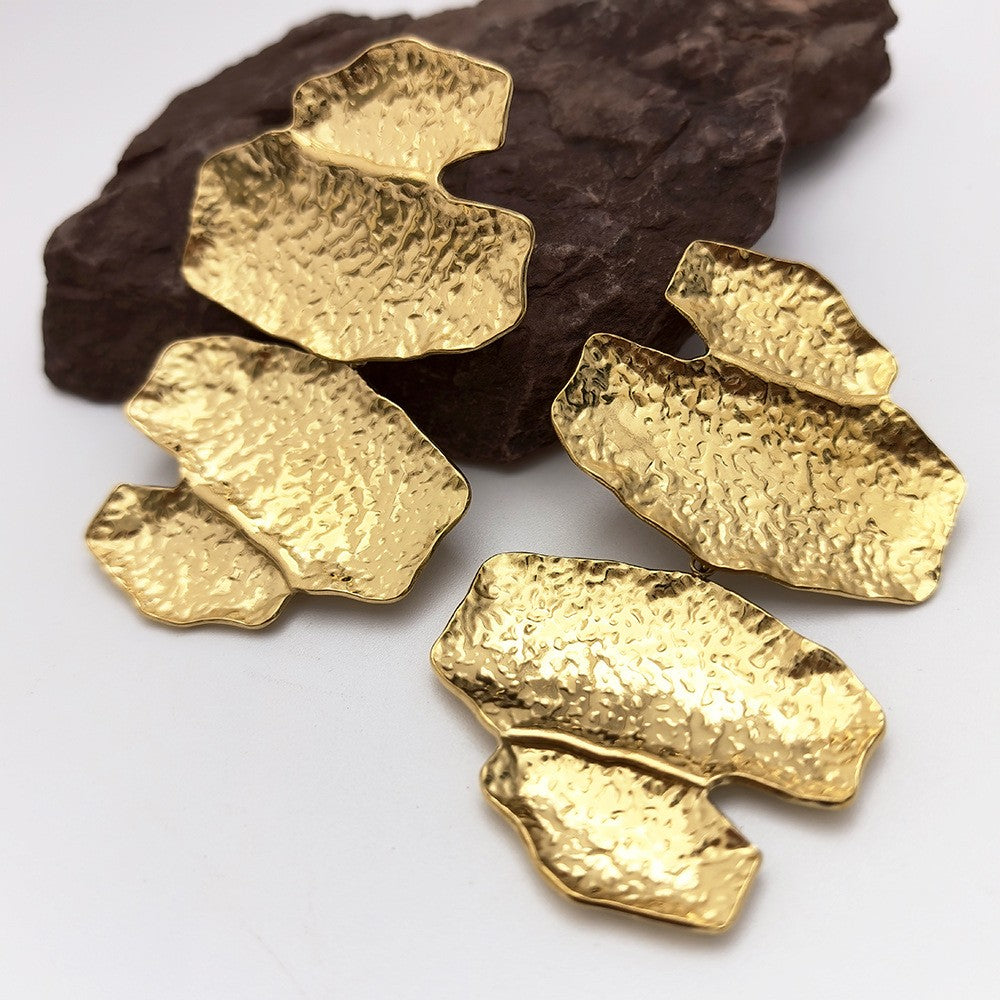 Boucles d'oreilles martelées finition or design organique